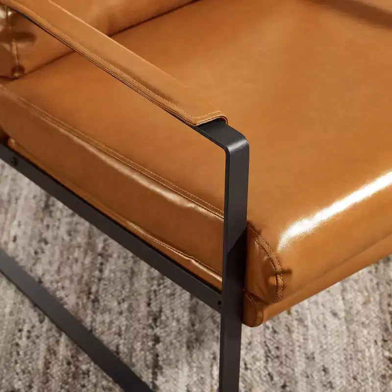 Fauteuil d'appoint avec assise et dossier rembourrés en similicuir