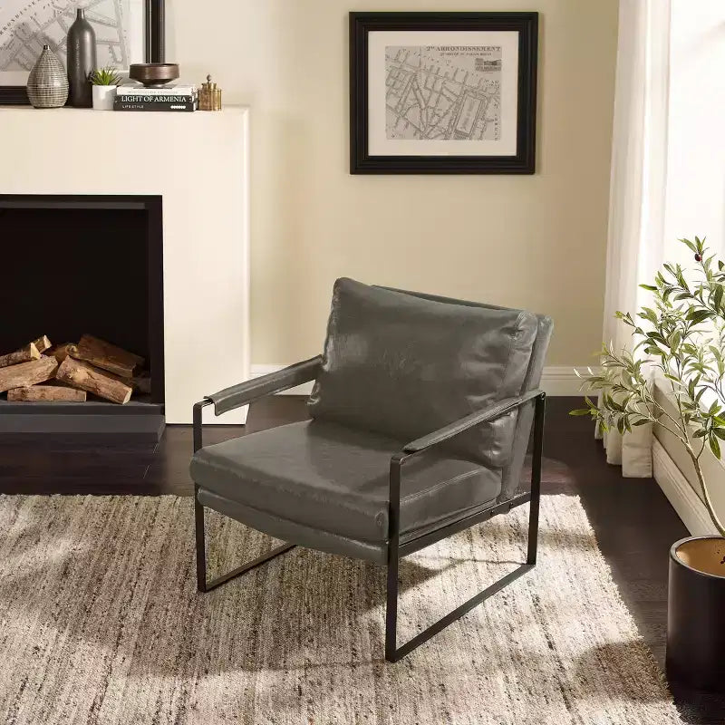 Fauteuil d'appoint avec assise et dossier rembourrés en similicuir