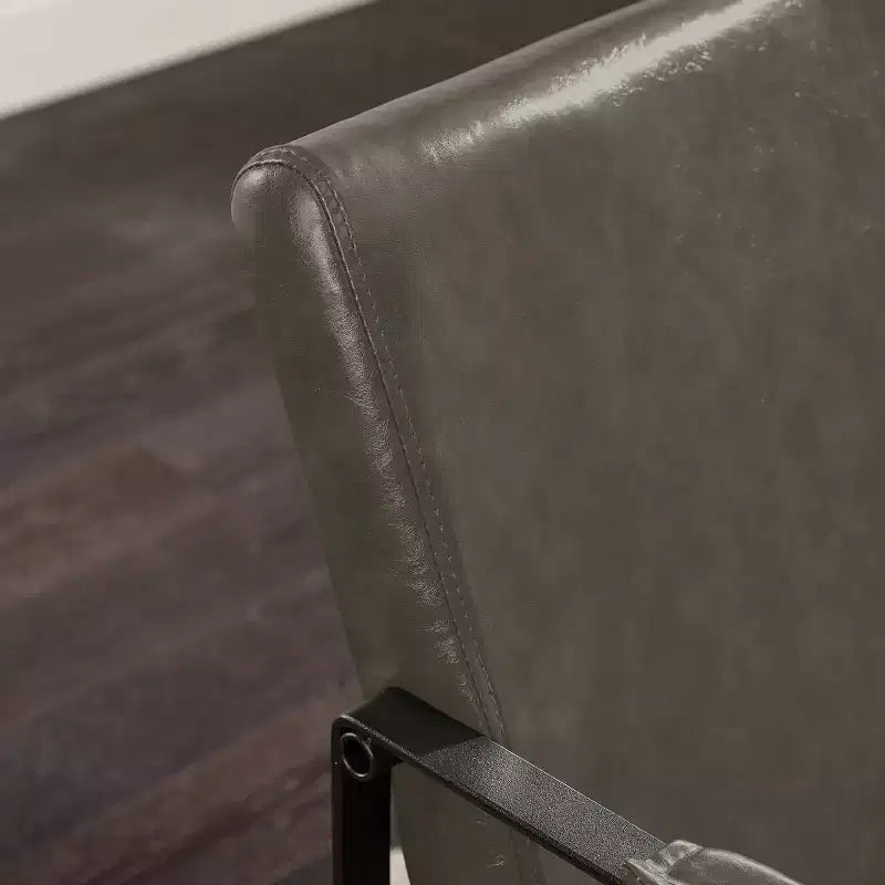 Fauteuil d'appoint avec assise et dossier rembourrés en similicuir