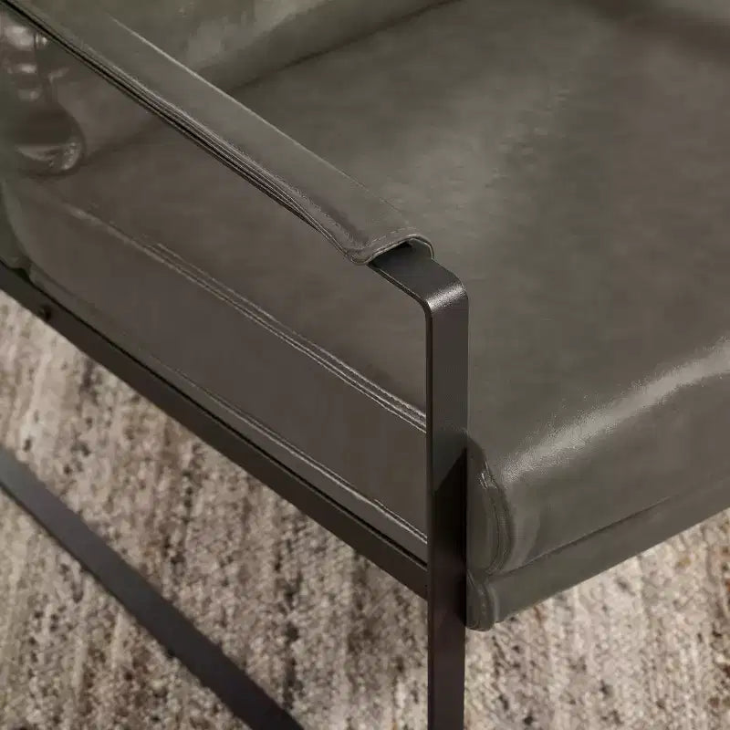 Fauteuil d'appoint avec assise et dossier rembourrés en similicuir