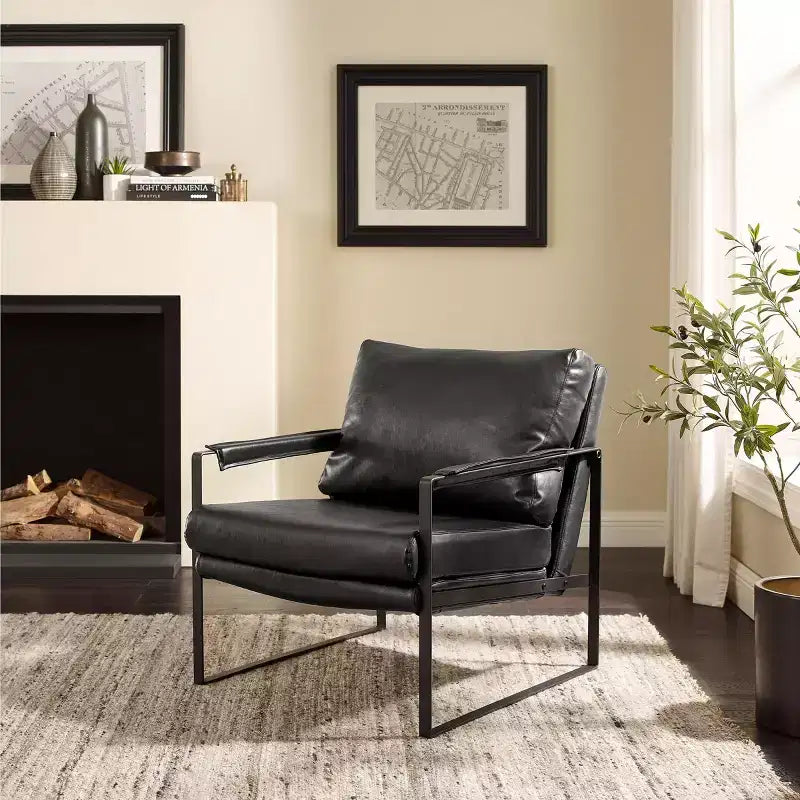 Fauteuil d'appoint avec assise et dossier rembourrés en similicuir