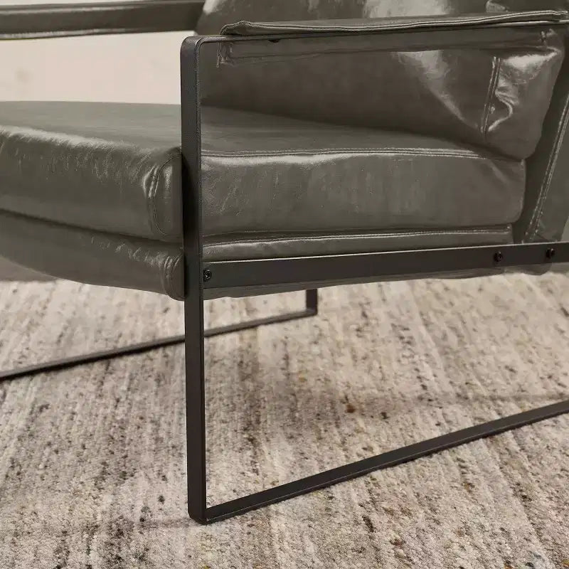 Fauteuil d'appoint avec assise et dossier rembourrés en similicuir