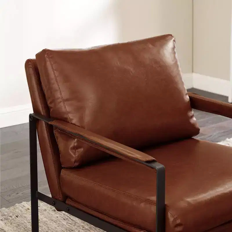 Fauteuil d'appoint avec assise et dossier rembourrés en similicuir