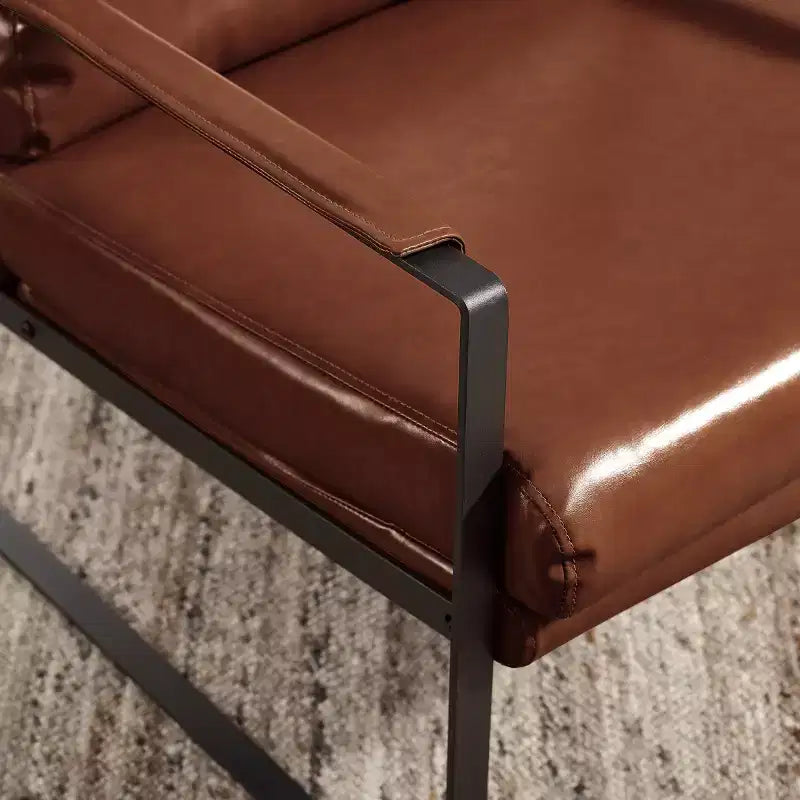 Fauteuil d'appoint avec assise et dossier rembourrés en similicuir