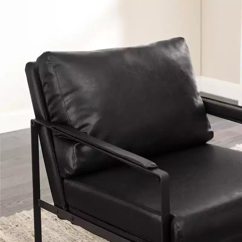 Fauteuil d'appoint avec assise et dossier rembourrés en similicuir