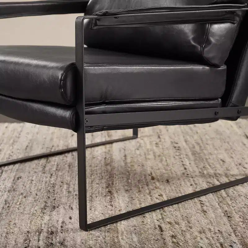 Fauteuil d'appoint avec assise et dossier rembourrés en similicuir