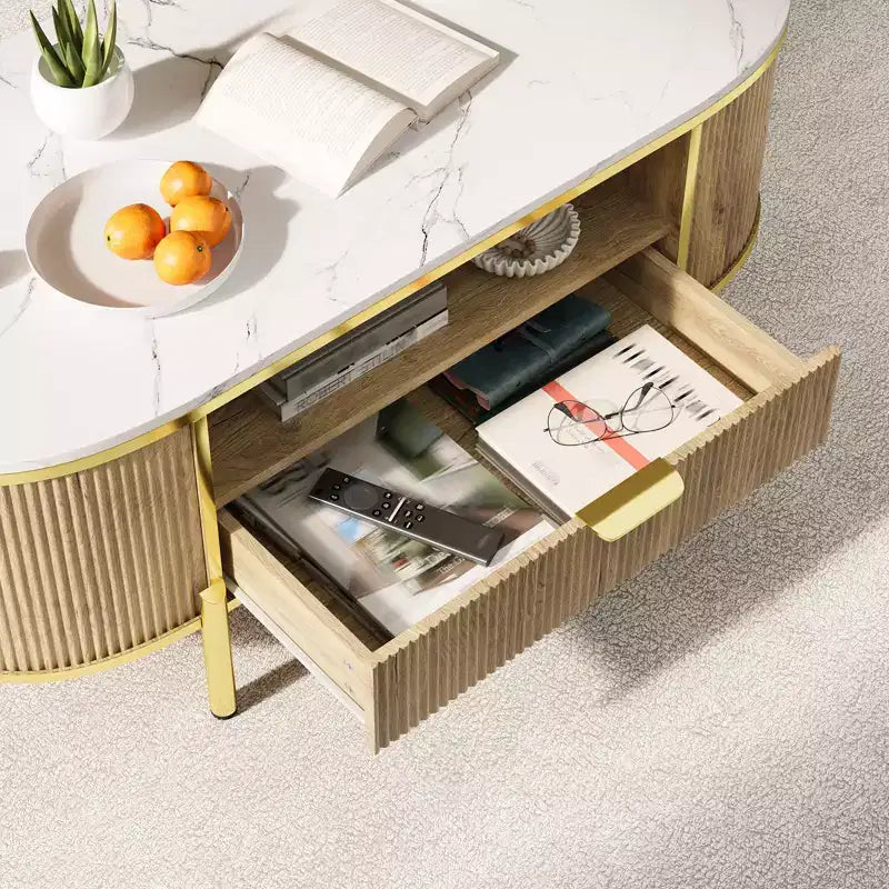 Table basse ovale moderne cannelée de 122 cm, plateau en faux marbre et base incurvée en métal doré, table centrale de salon avec tiroir et rangement