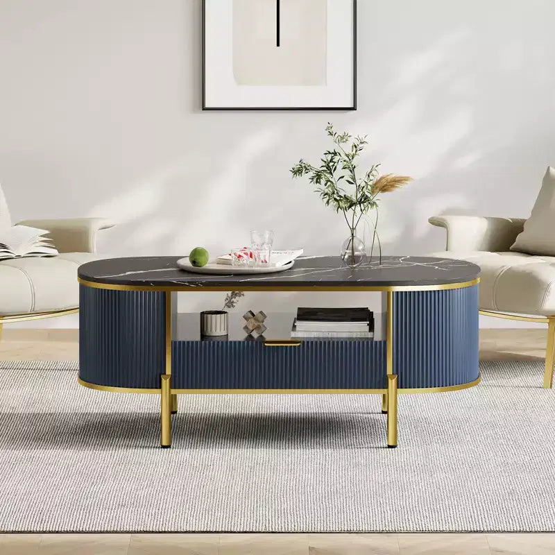 Table basse ovale moderne cannelée de 122 cm, plateau en faux marbre et base incurvée en métal doré, table centrale de salon avec tiroir et rangement