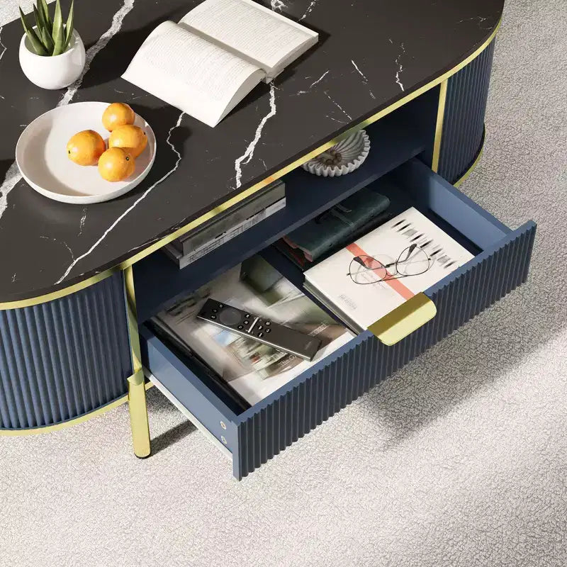 Table basse ovale moderne cannelée de 122 cm, plateau en faux marbre et base incurvée en métal doré, table centrale de salon avec tiroir et rangement