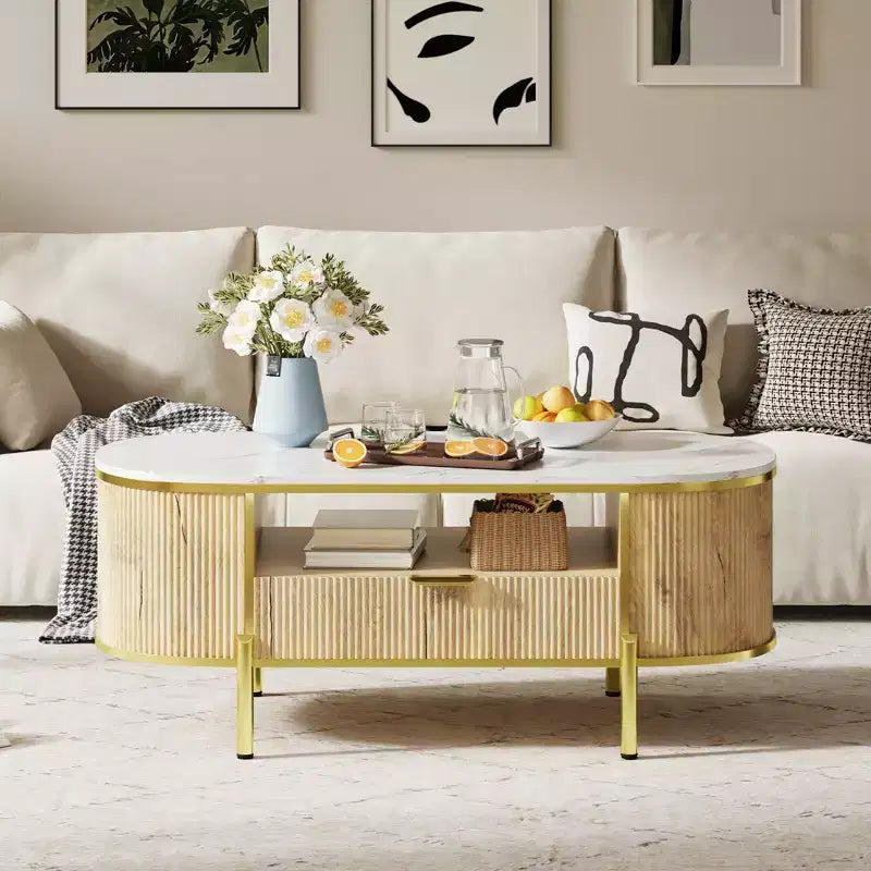 Table basse ovale moderne cannelée de 122 cm, plateau en faux marbre et base incurvée en métal doré, table centrale de salon avec tiroir et rangement