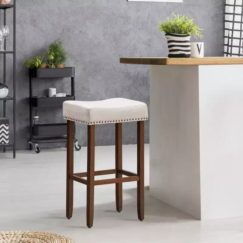 Lot de 4 tabourets de bar à selles avec clous décoratifs – Hauteur 73,7 cm – Assise en tissu et pieds en bois gris/beige